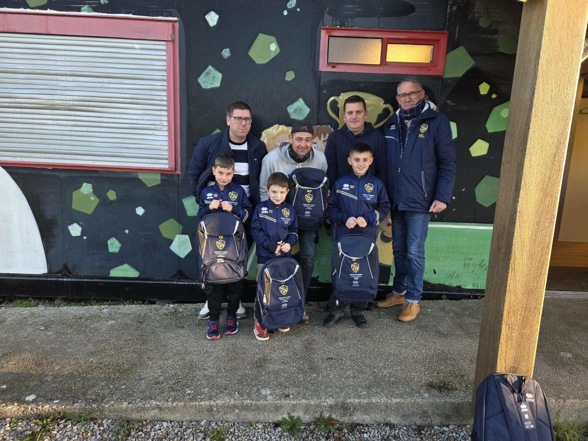 Remise des équipements jeunes
